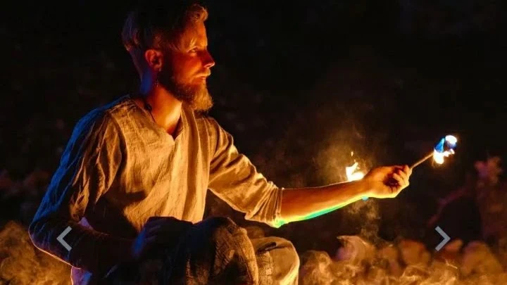 Flo bei einer Feuerperformance