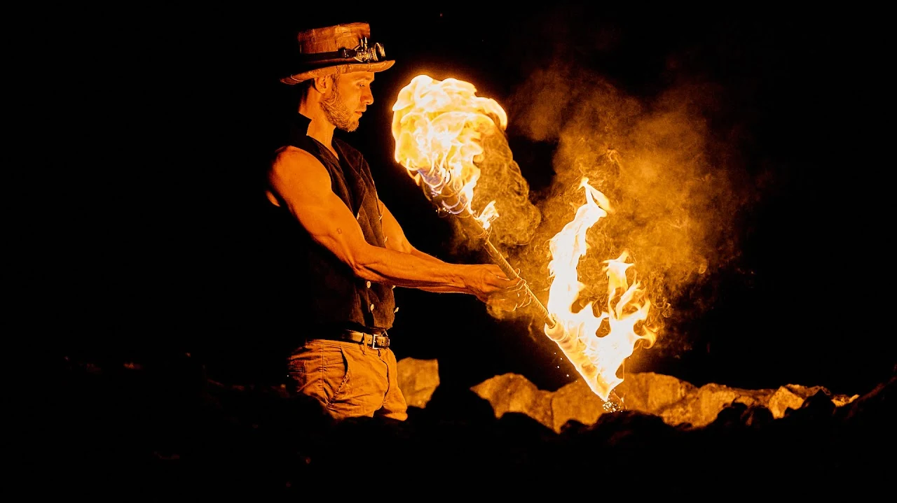 Michael mit brennenden Feuertools bei einer Amaterasu-Performance