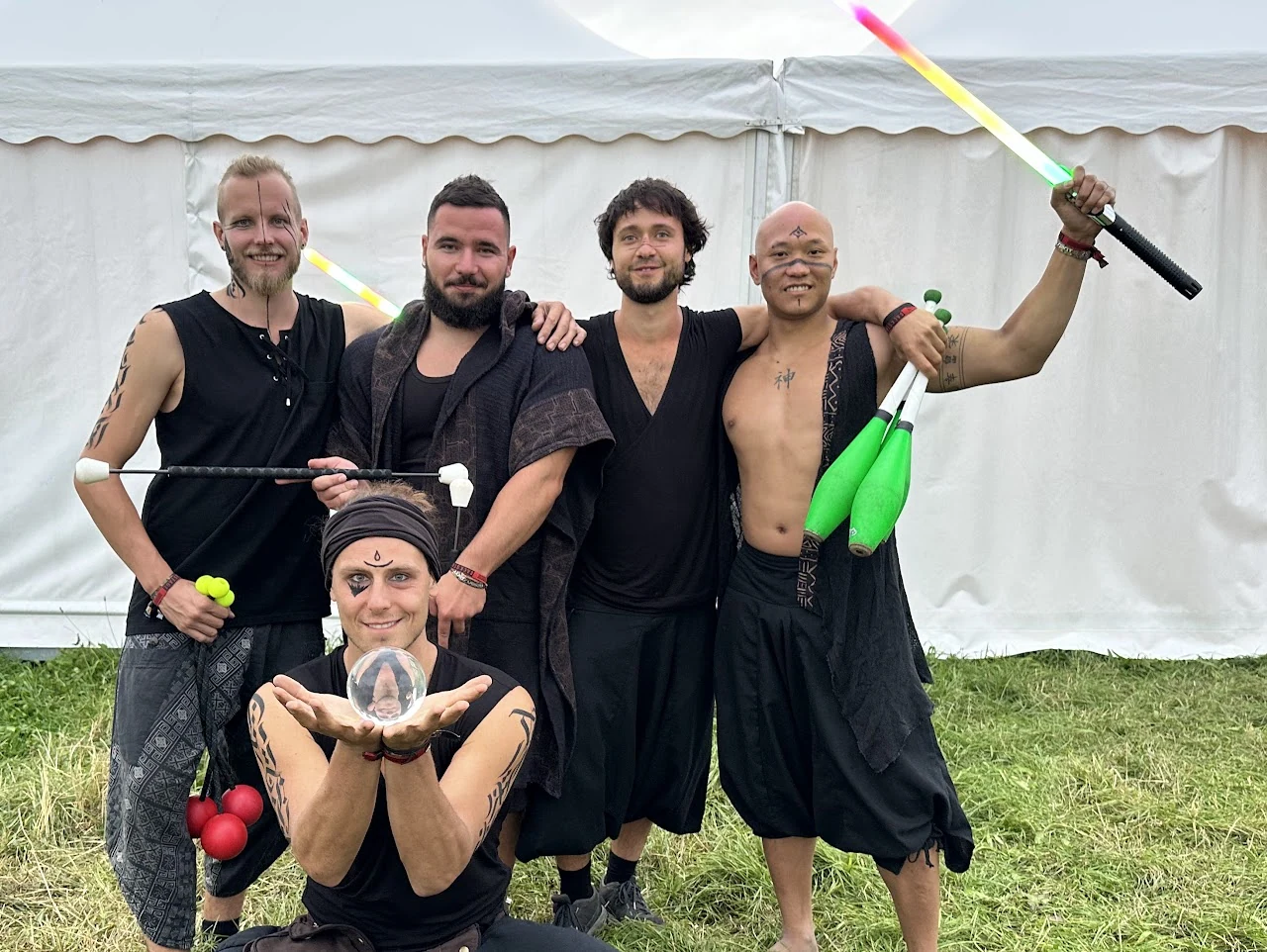 Gruppenfoto der Amaterasu-Crew mit Jonglage- und Flowarts-Tools