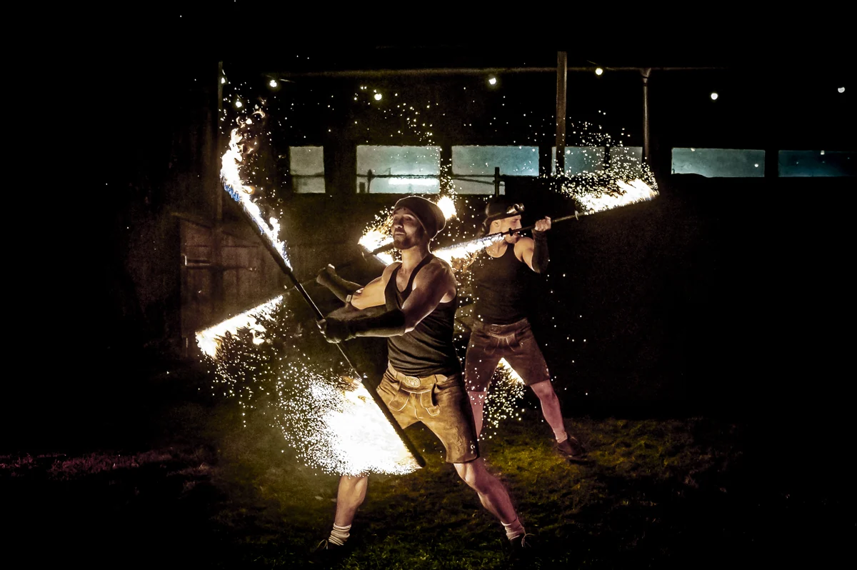 Prometheus-Performance mit Feuerkunst