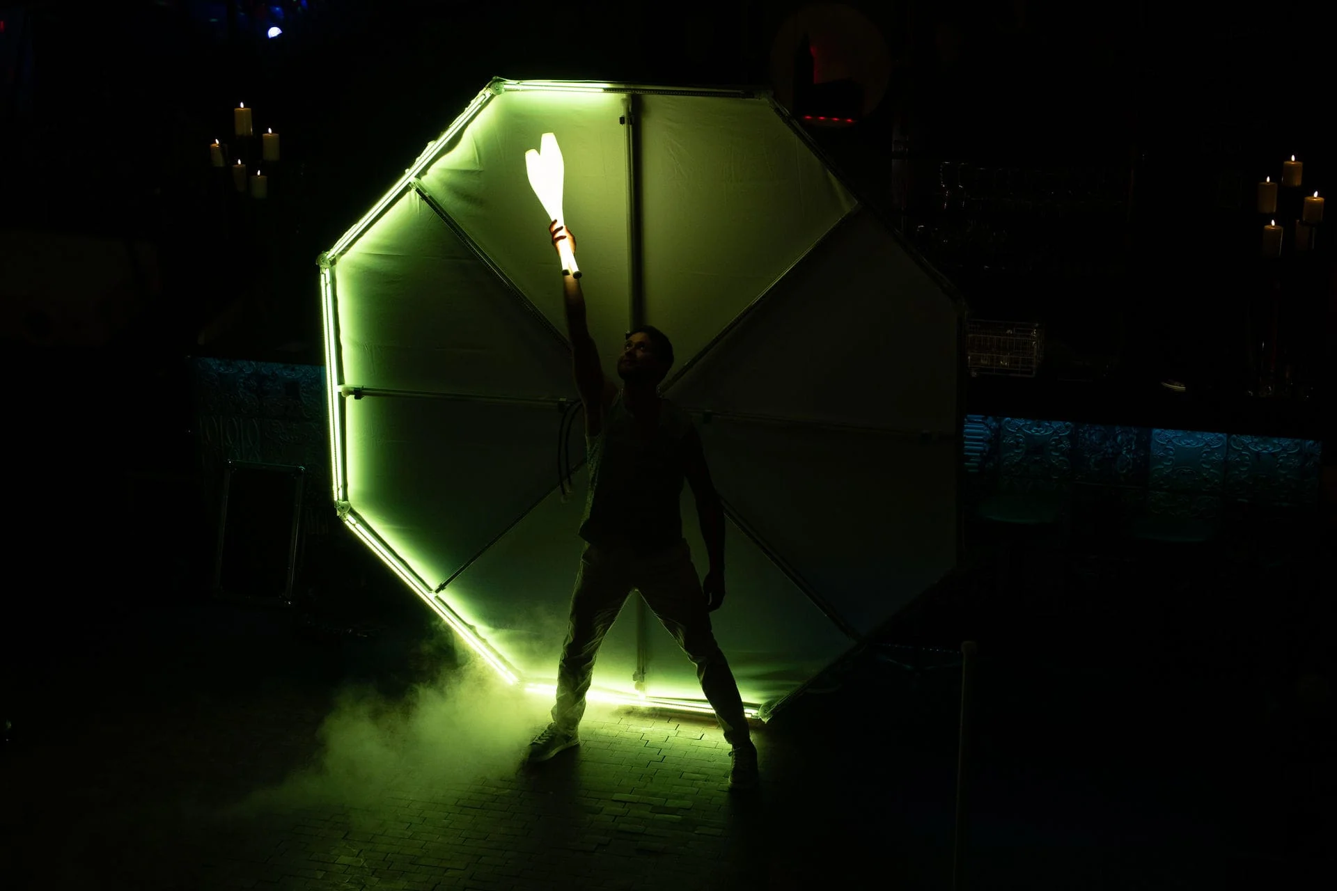 Prometheus LED-Portal mit blauen Lichteffekten