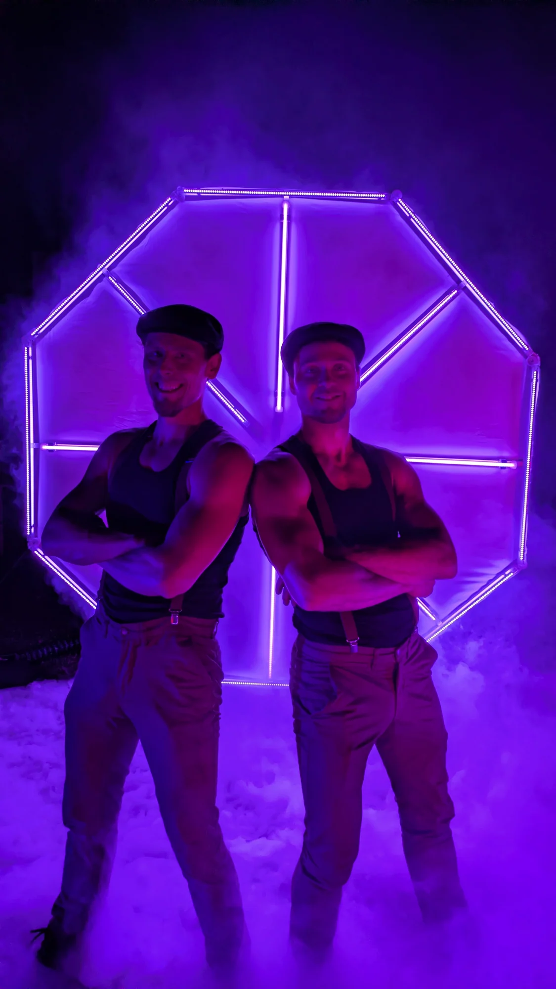 Michael und Florian vor ihrem beleuchteten Showportal