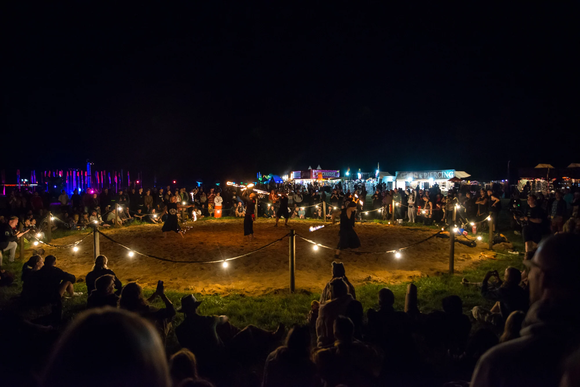 Amaterasu mit Feuer und Licht in einem abgegrenzten Performancebereich