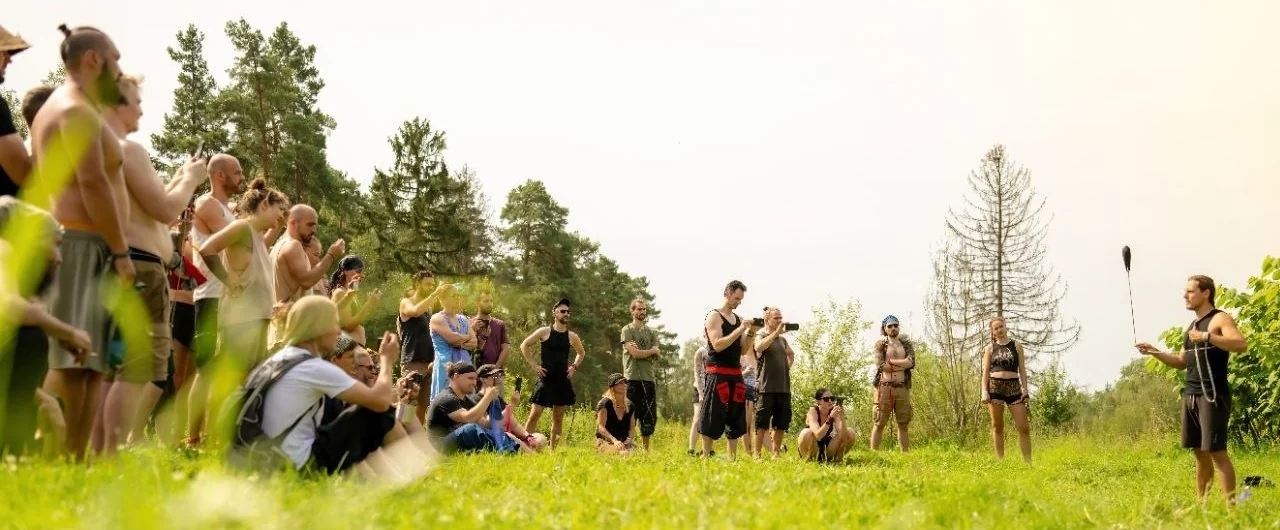Teilnehmende bei einem Flowarts-Workshop im Freien